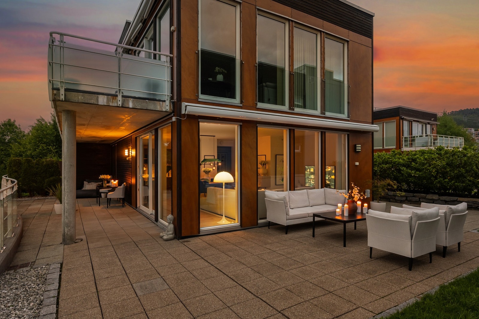 Vestre Rå 56 presenteres av EIE eiendomsmegling ved Simon Aasen og Helene Mathiesen Galleribilde