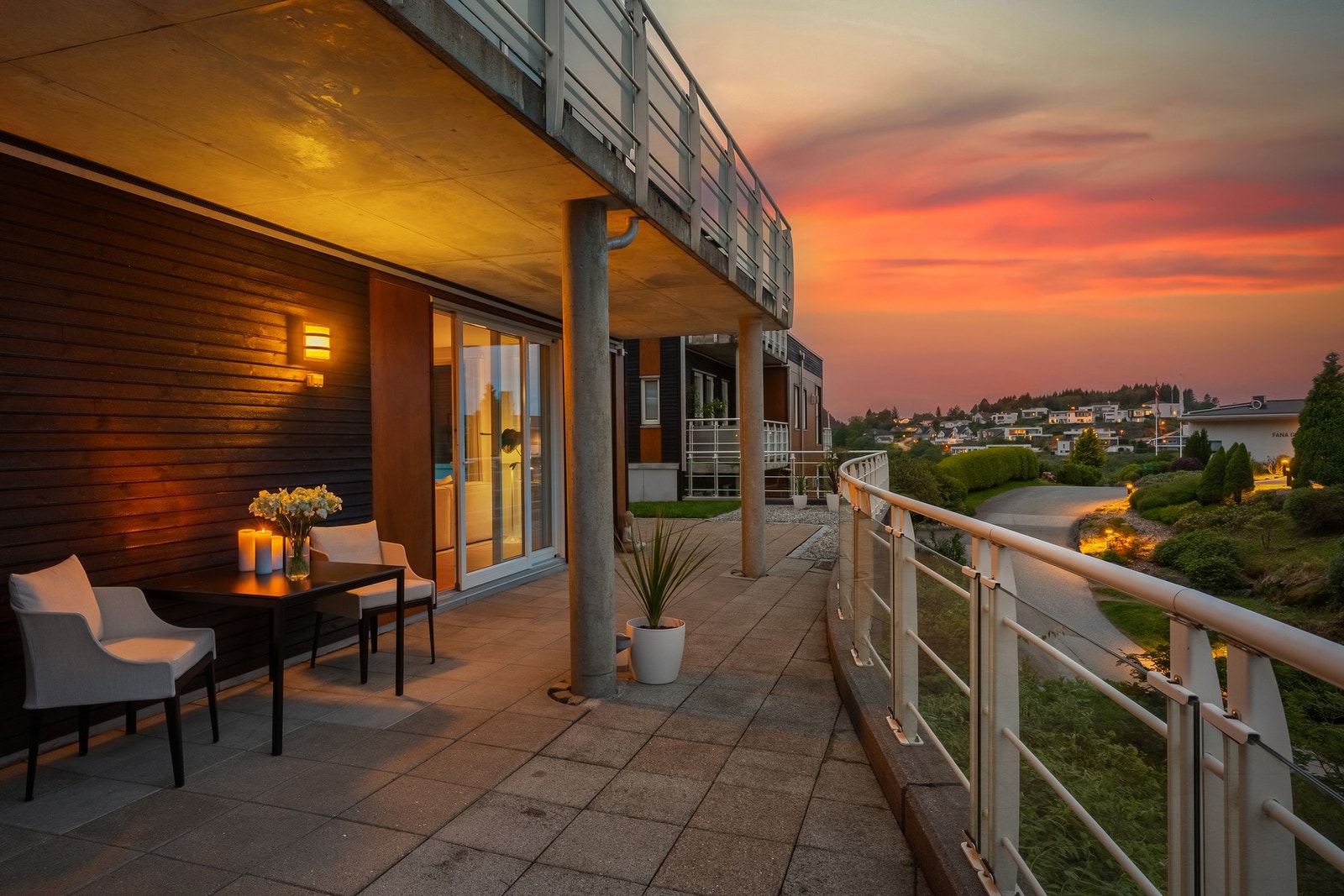 Her kan man nyte mange, sene sommerkvelder. Galleribilde