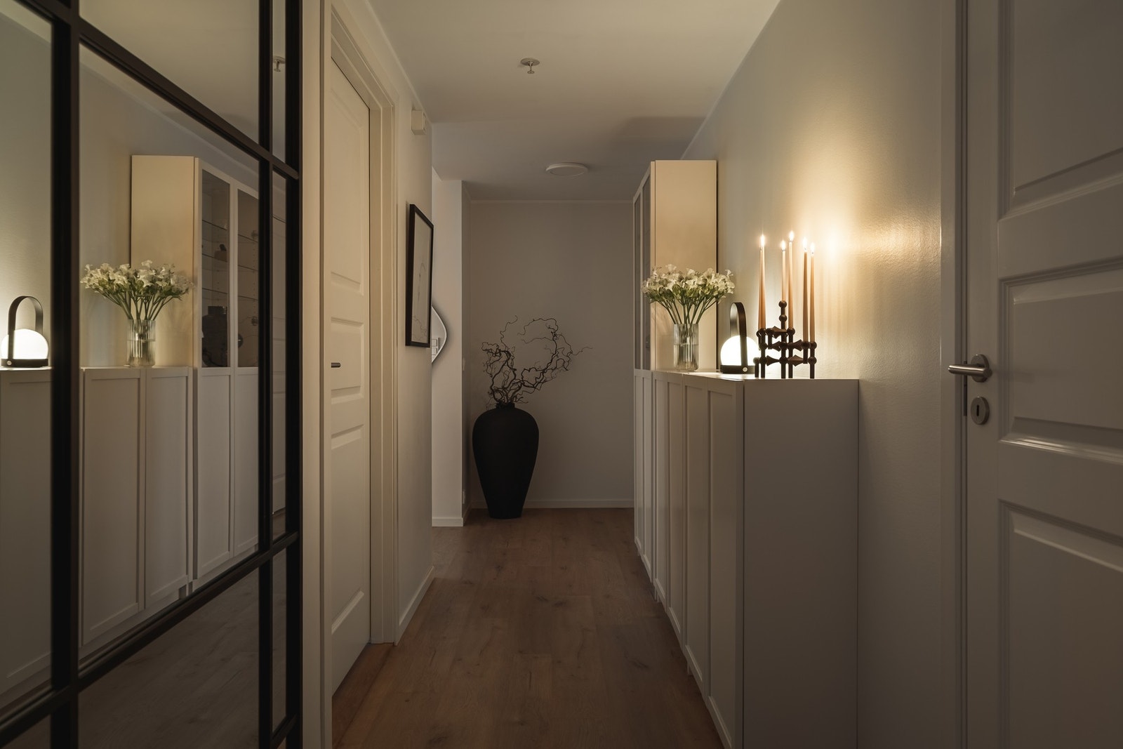 Mellomgang med oppbevaringsmuligheter og tilkomst til leilighetens øvrige rom. Galleribilde