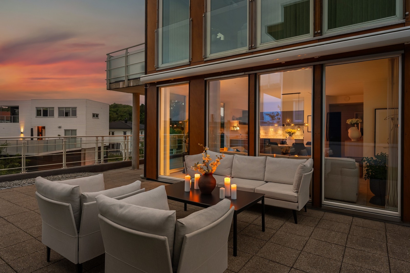 Legg merke til den elektriske solskjermingen. Galleribilde