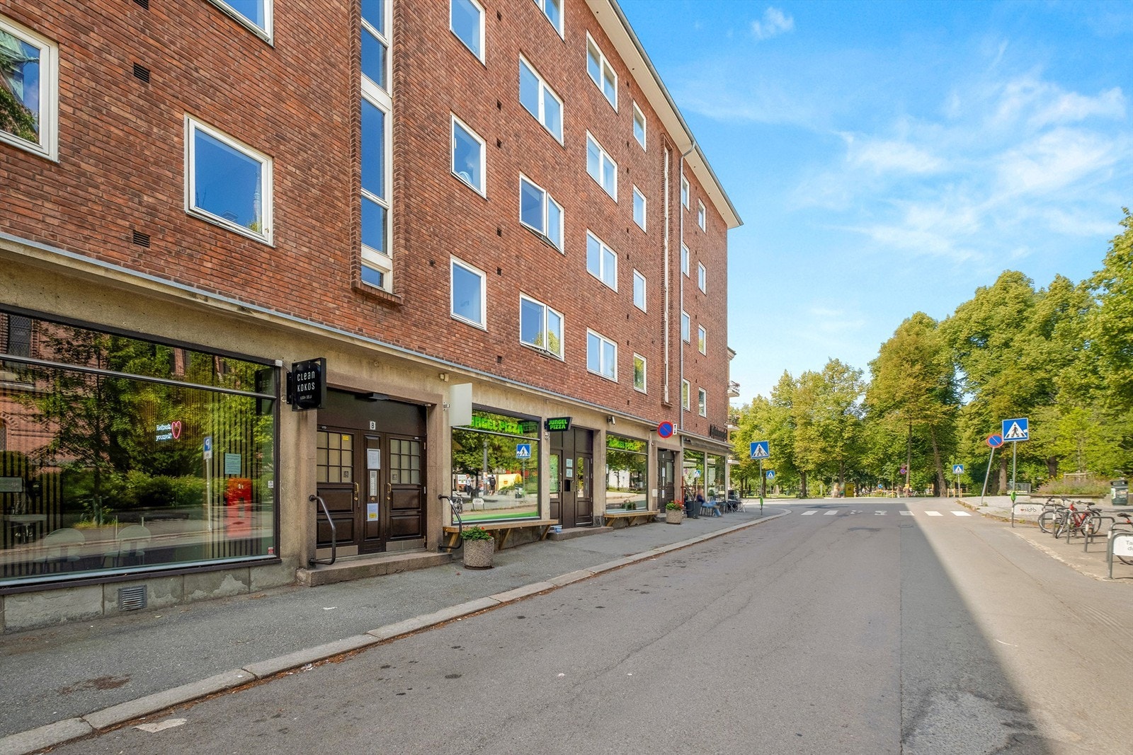 Inngang fra Dannevigsveien, midt på Sagene. Jungel Pizza og Sagene kirke som nærmeste nabo. Galleribilde
