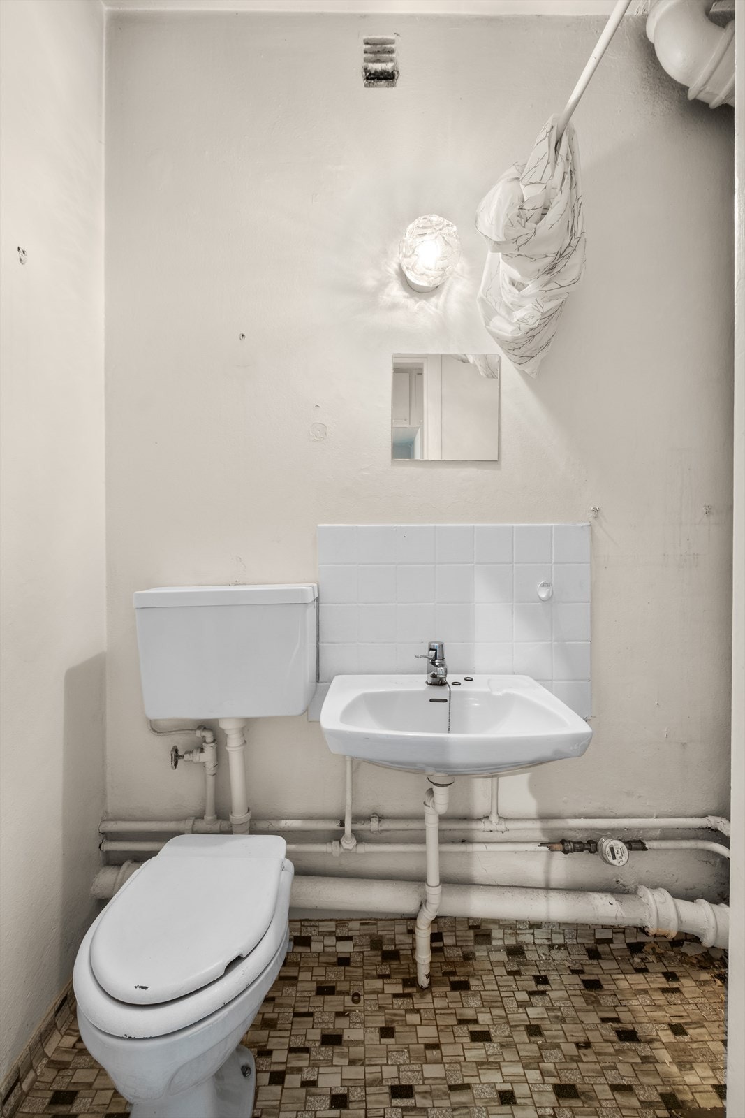 Eldre bad som må renoveres for å tilfredstille dagens krav til standard for våtrom. Galleribilde