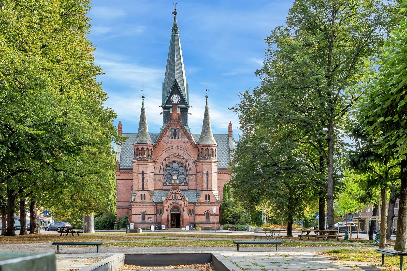 Leiligheten ligger rett ved siden av vakre Sagene kirke. Galleribilde