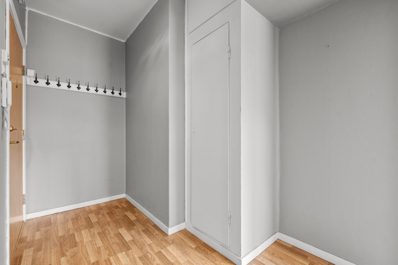 Romslig entré med god gode oppbevaringsmuligheter. Velkommen til en hyggelig visning! Galleribilde