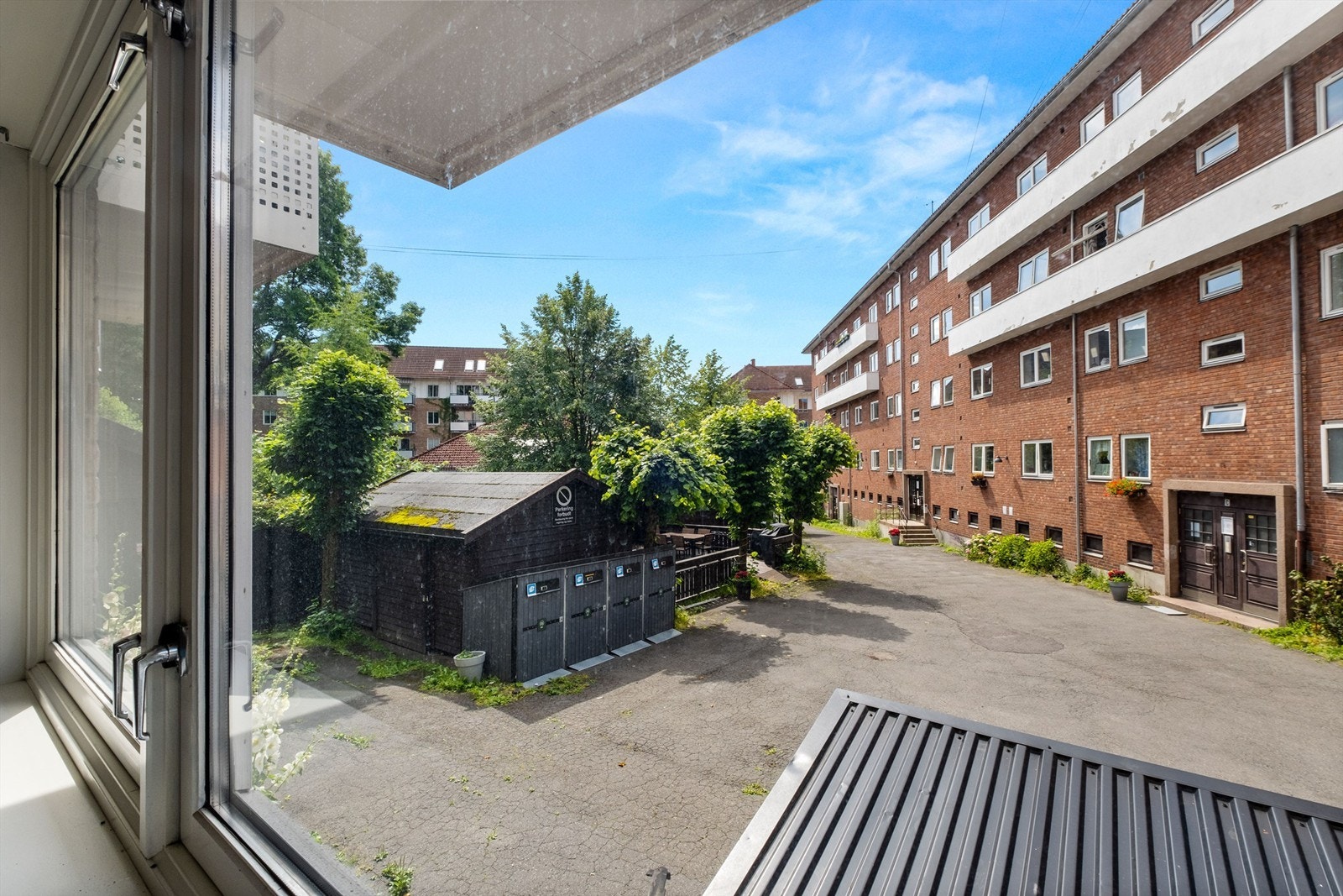 Utsyn fra stuen. Leiligheten vender i sin helhet mot stille bakgård. Galleribilde