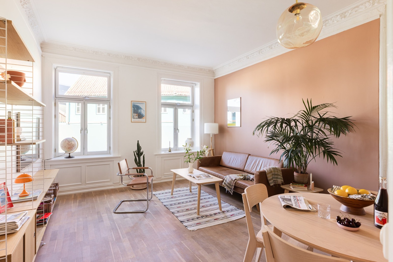 Nydelig stue med store vindusflater som slipper inn rikelig med naturlig lys. Galleribilde