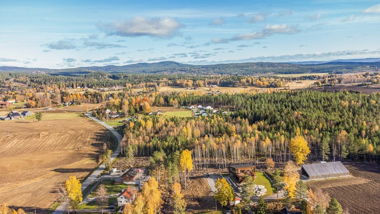 Tomten ligger i mellom bebyggelse på bilde. Galleribilde