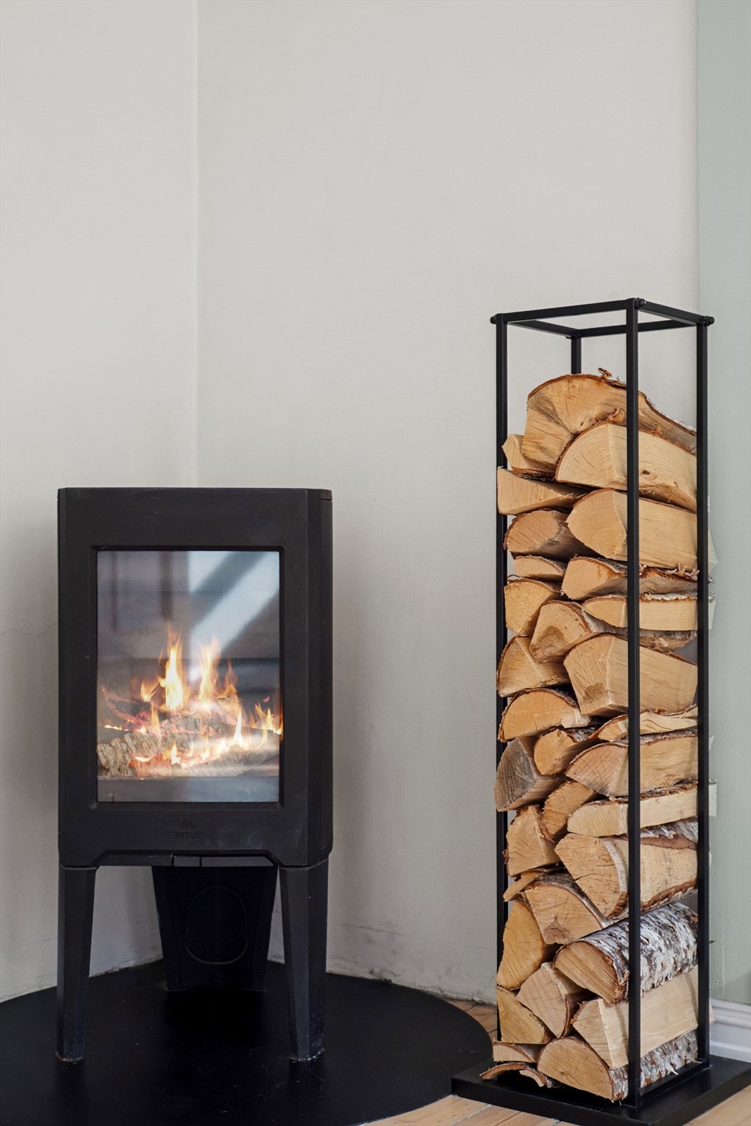 På vinterstid er det lite som slår gleden av en varm peis, både som varmekilde og som et naturlig samlingspunkt i rommet Galleribilde