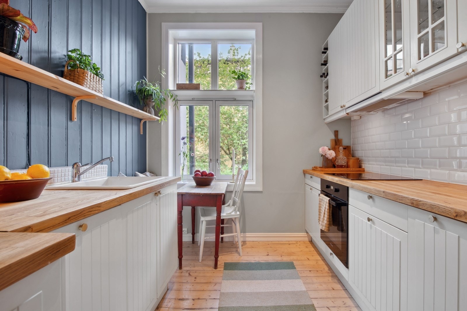 Kjøkkenet består av innredning med profilerte fronter, heltre benkeplate, nedfelt oppvaskkum med ett-greps blandebatteri og integrert platetopp, komfyr, kjøl- og fryseskap og oppvaskmaskin Galleribilde