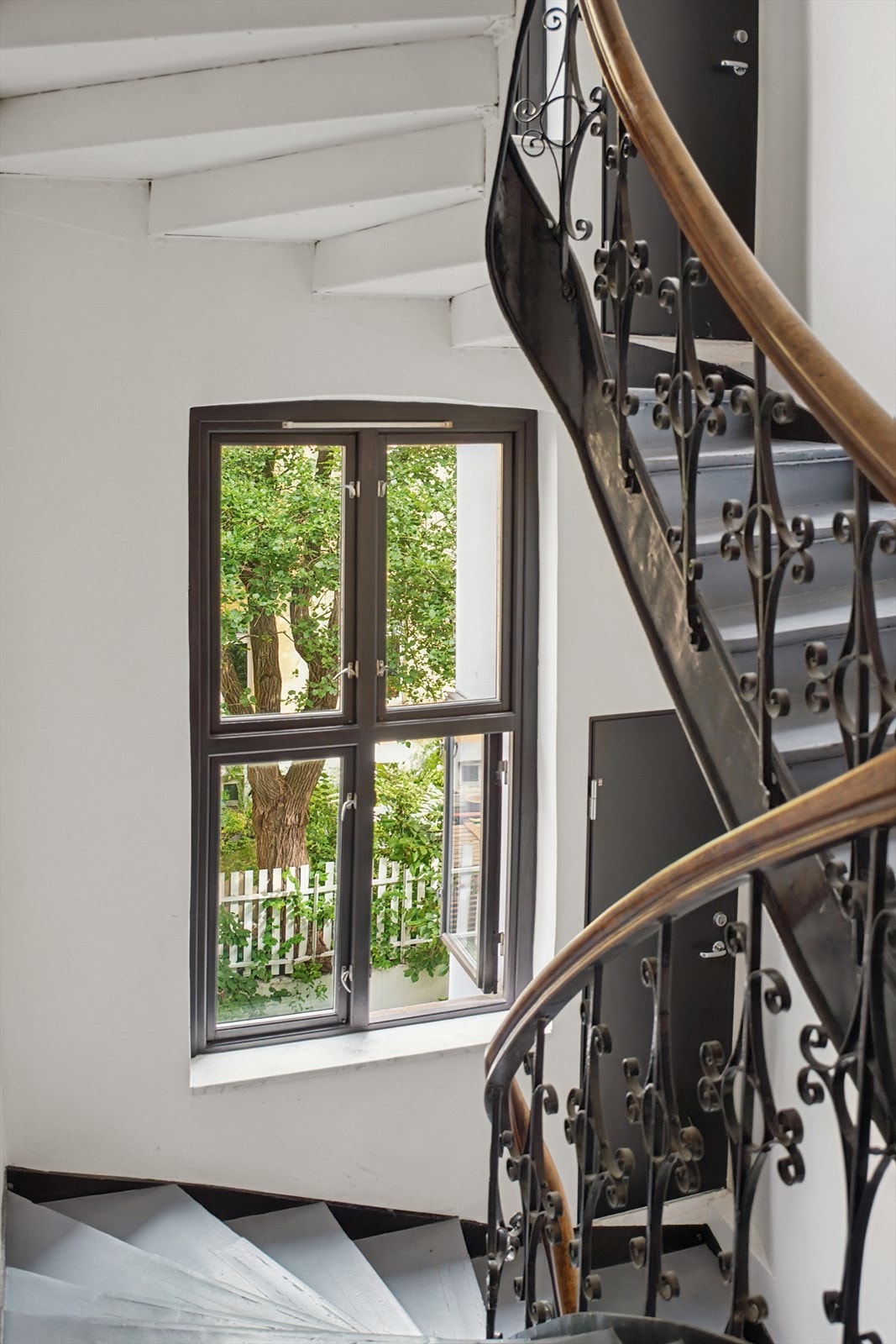 Overskuddsmarmor fra Operaen utgjør vinduspostene i den lysmalte, felles trappeoppgangen Galleribilde