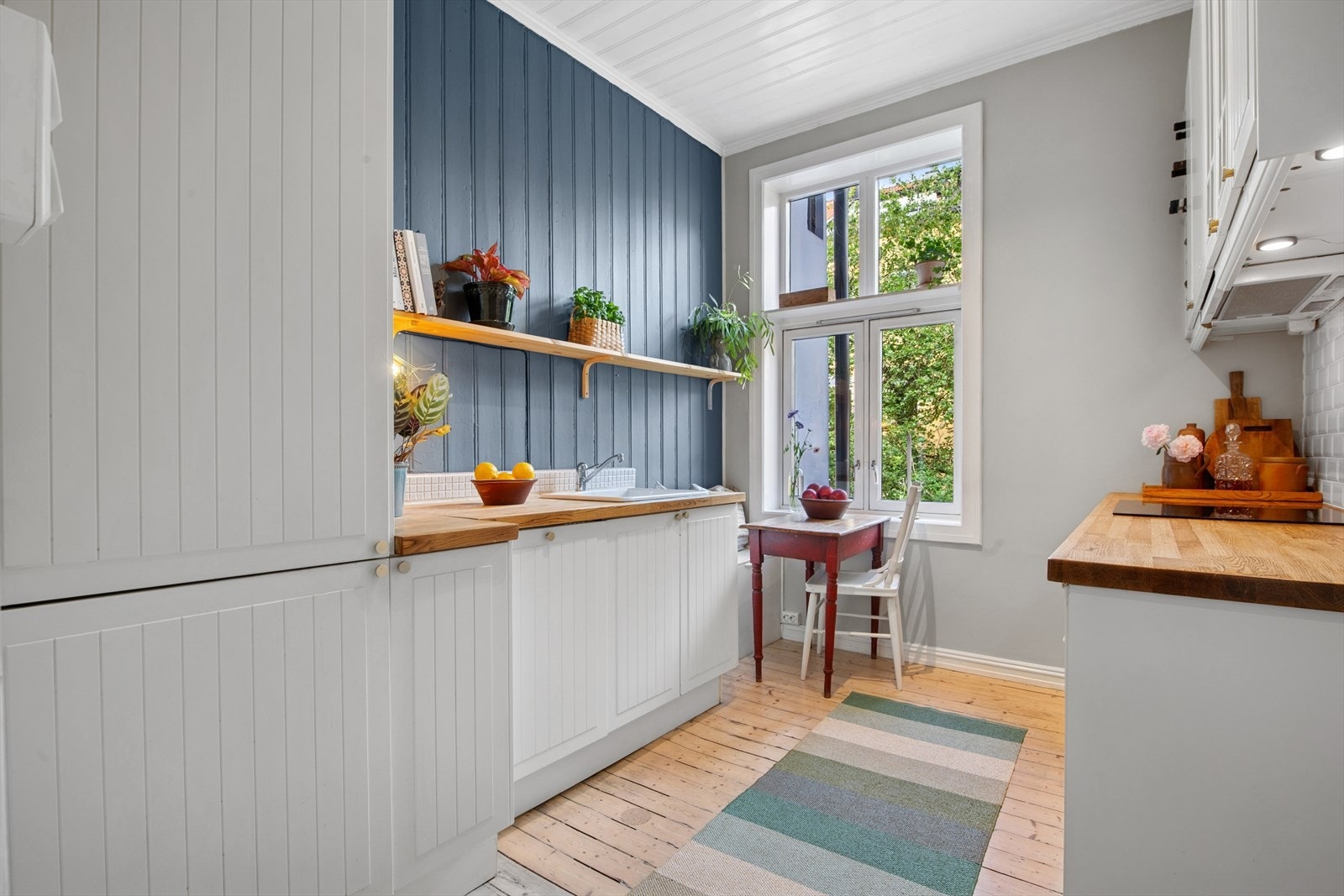 Hyggelig og romslig kjøkken med god plass til både matlaging og sosiale sammenkomster Galleribilde