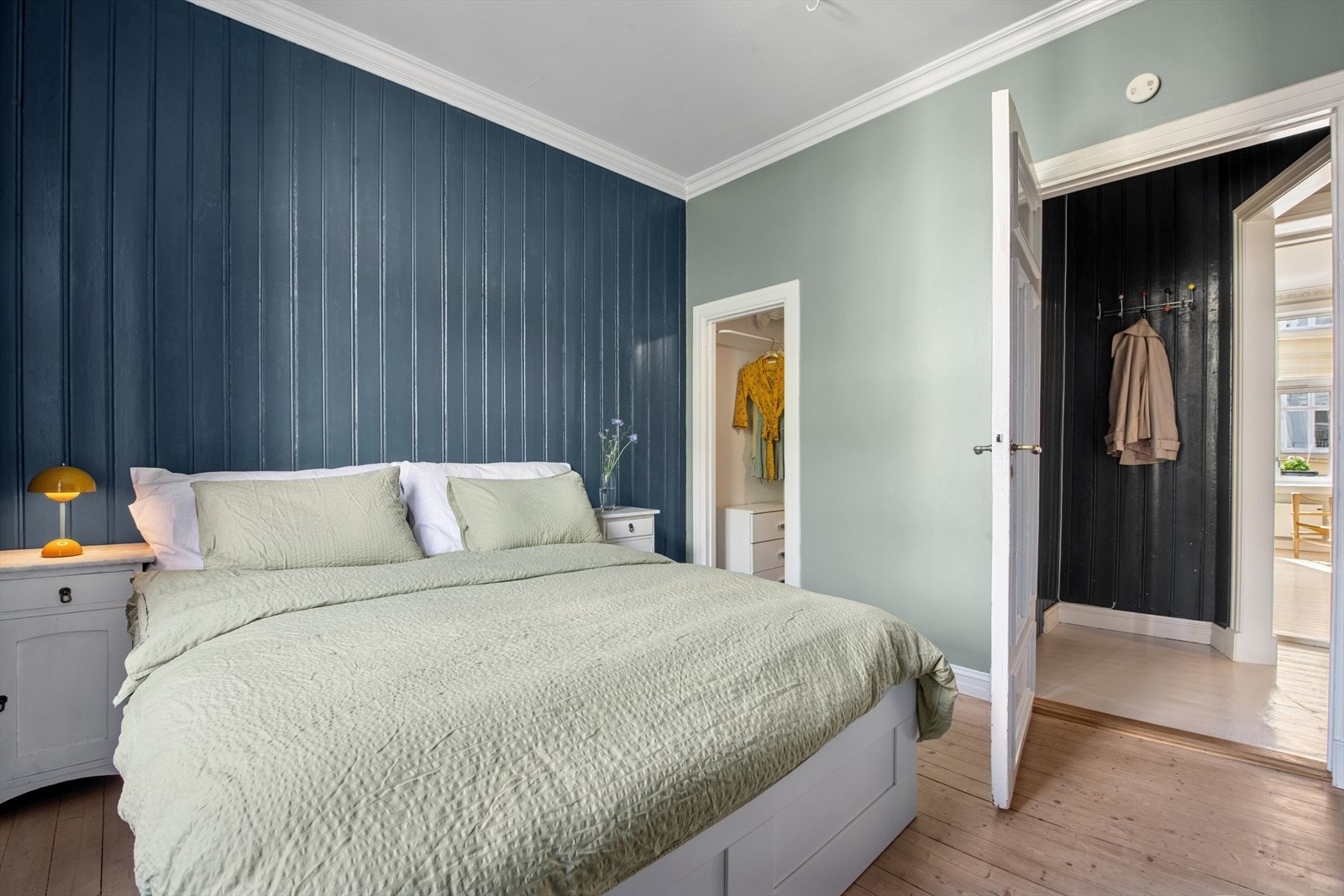 Fra soverom og entreen har man tilgang til en praktisk walk-in garderobe Galleribilde