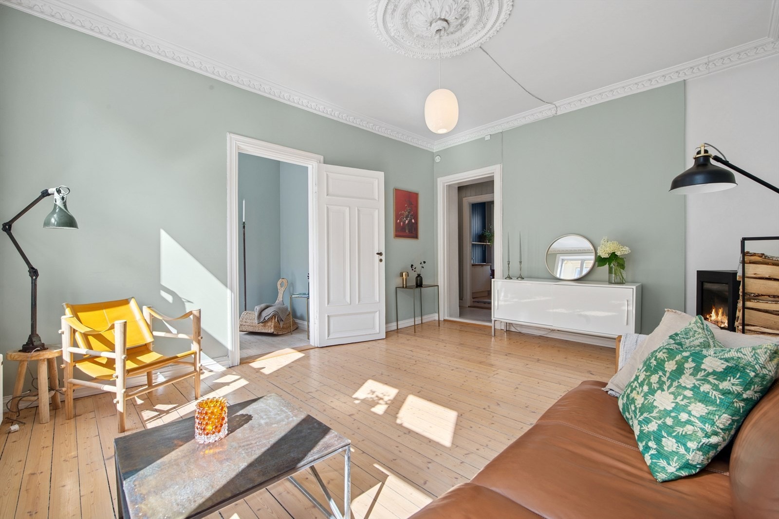 Rommet har klassiske detaljer som originalt tregulv, rosett og stukkatur Galleribilde