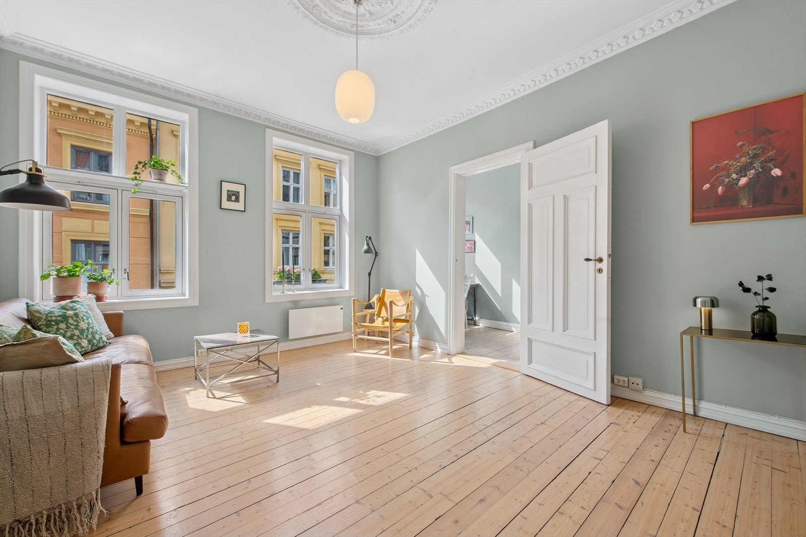 Store vindusflater slipper inn rikelig med naturlig lys og skaper en lys og luftig atmosfære i boligen Galleribilde