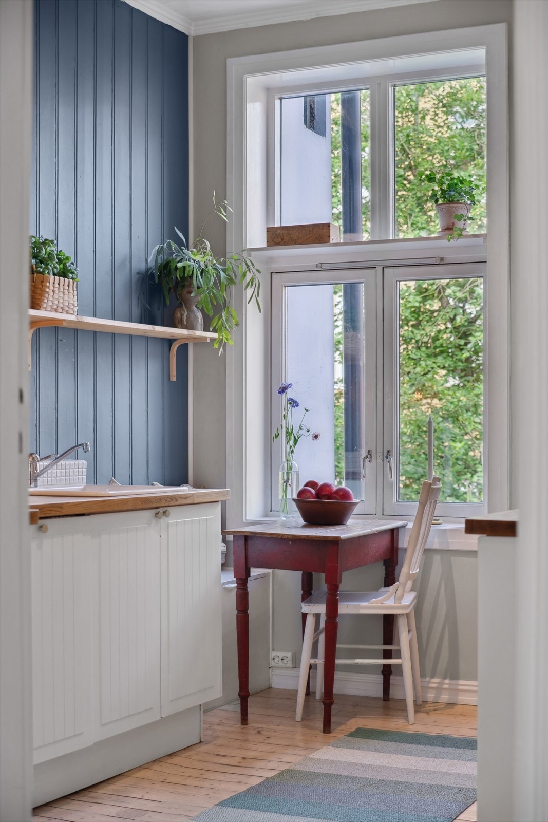 Her er det hyggelig å nyte frokosten og en kopp kaffe mens man ser ut på den frodige bakgården Galleribilde