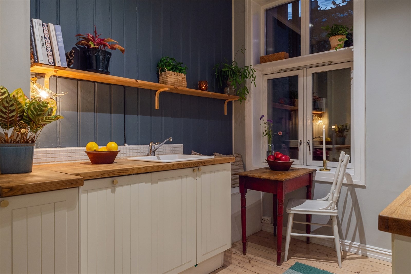 På kjøkkenet er det koselig å oppholde seg både på dagtid og kveldstid Galleribilde