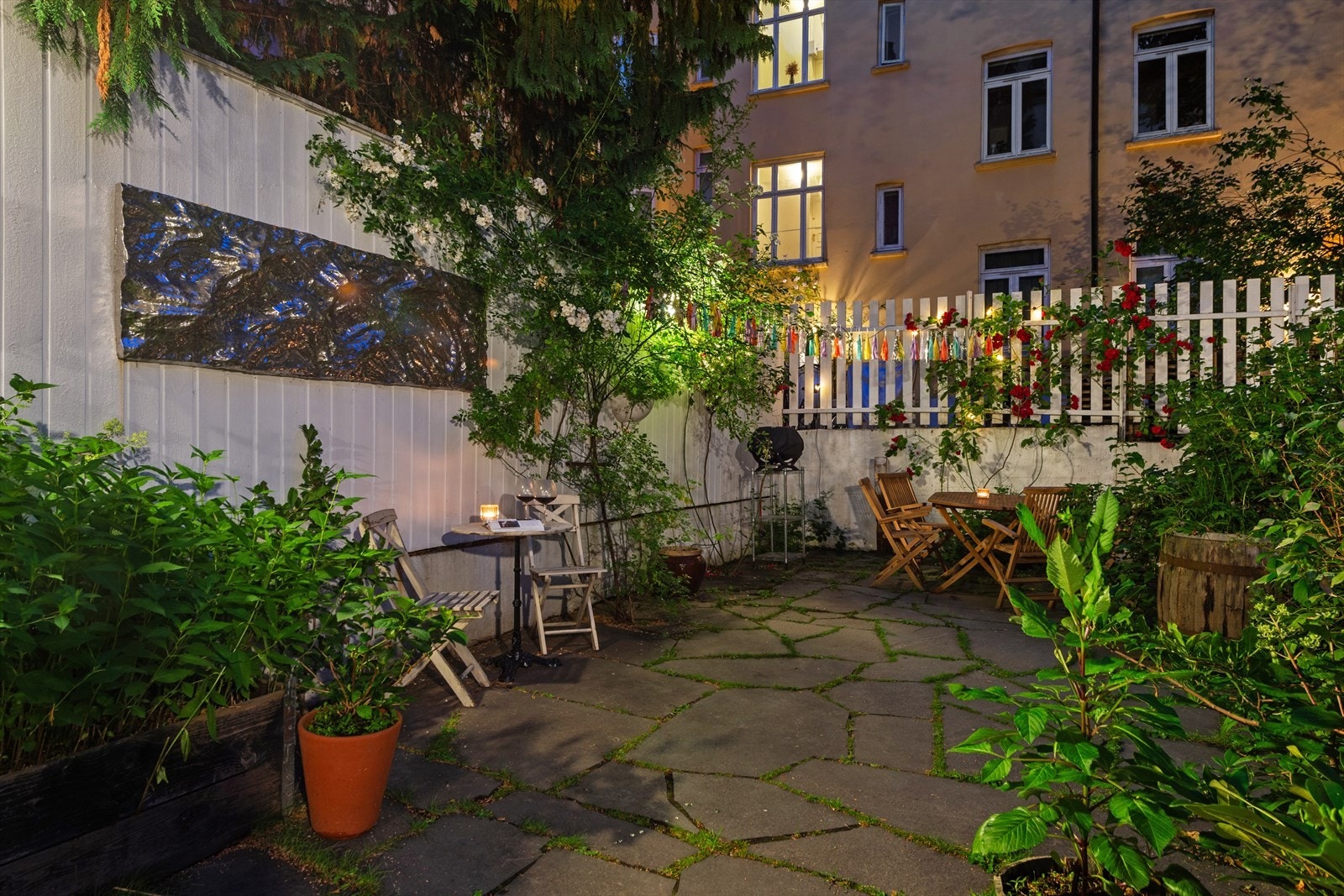 Her kan man nye varme dager og sene kvelder- alene eller med gode venner Galleribilde