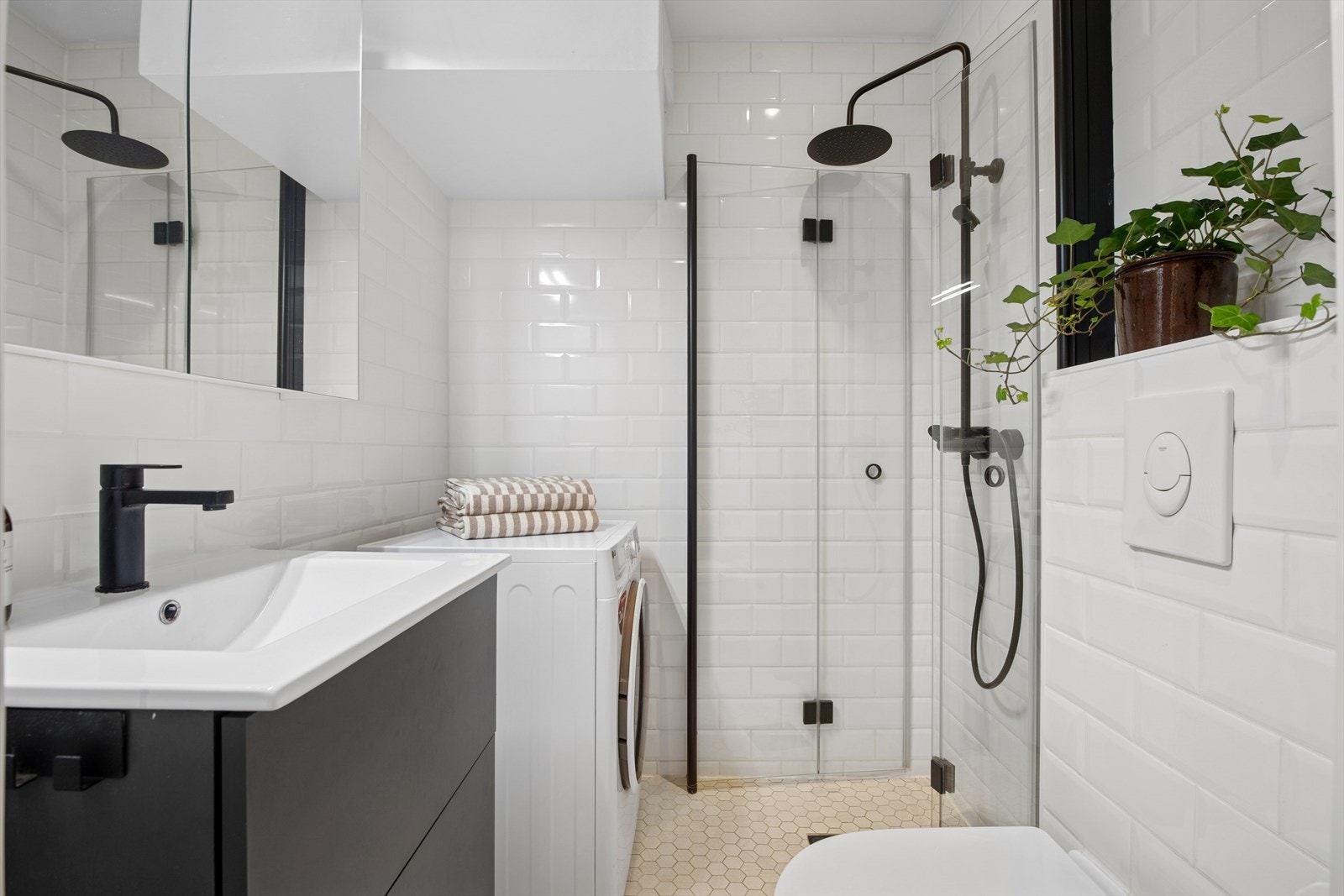 Tidløst bad fra 2019 med moderne løsninger, elegante detaljer og behagelig gulvvarme - en perfekt kombinasjon av stil og komfort Galleribilde