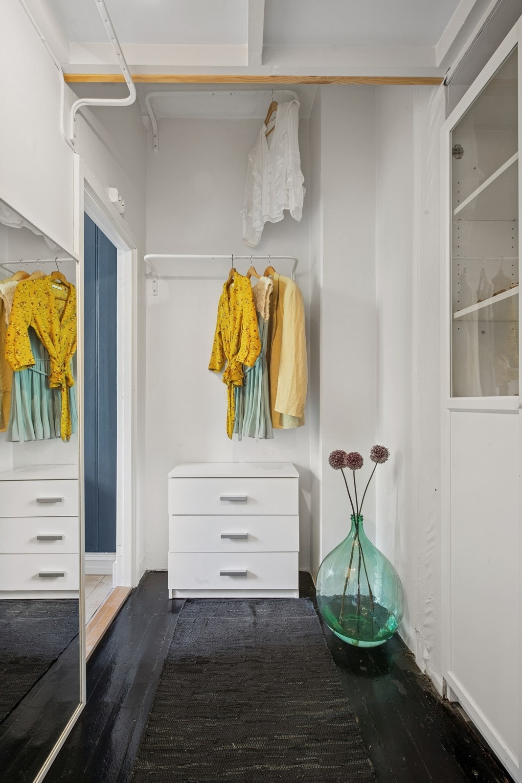 Praktisk innvendig bod/ walk-in med mye oppbevaringsplass Galleribilde