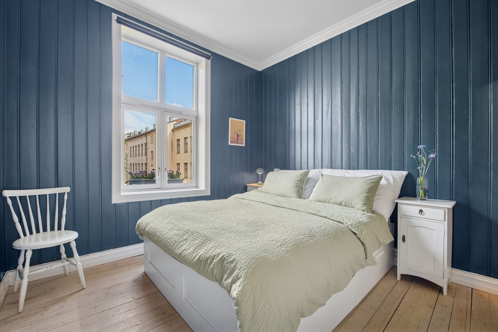 Romslig hovedsoverom som vender ut mot rolig bakgård Galleribilde