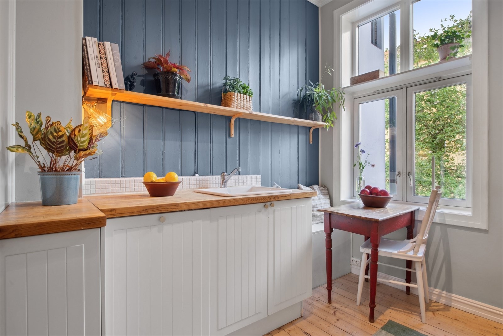 Kjøkkenet har rikelig med skap- og benkeplass, og er dermed perfekt for den matglade Galleribilde