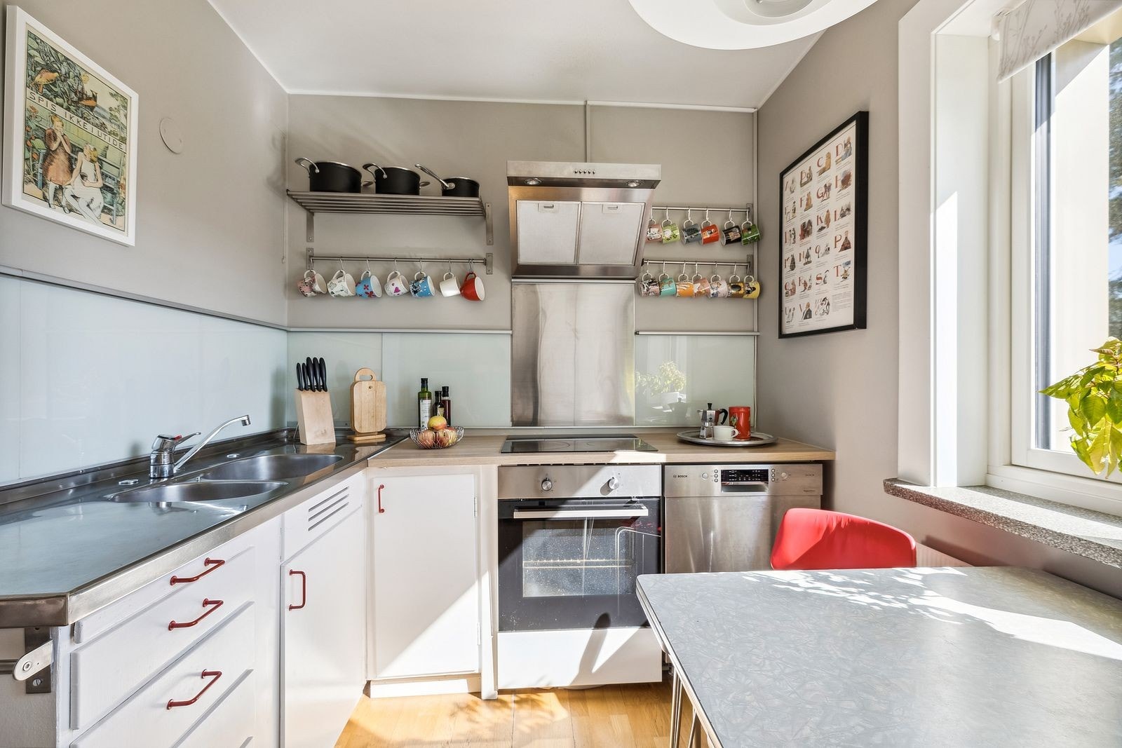 Sjarmerende kjøkken i 50'talls stil. Hvitevarer medfølger. Galleribilde