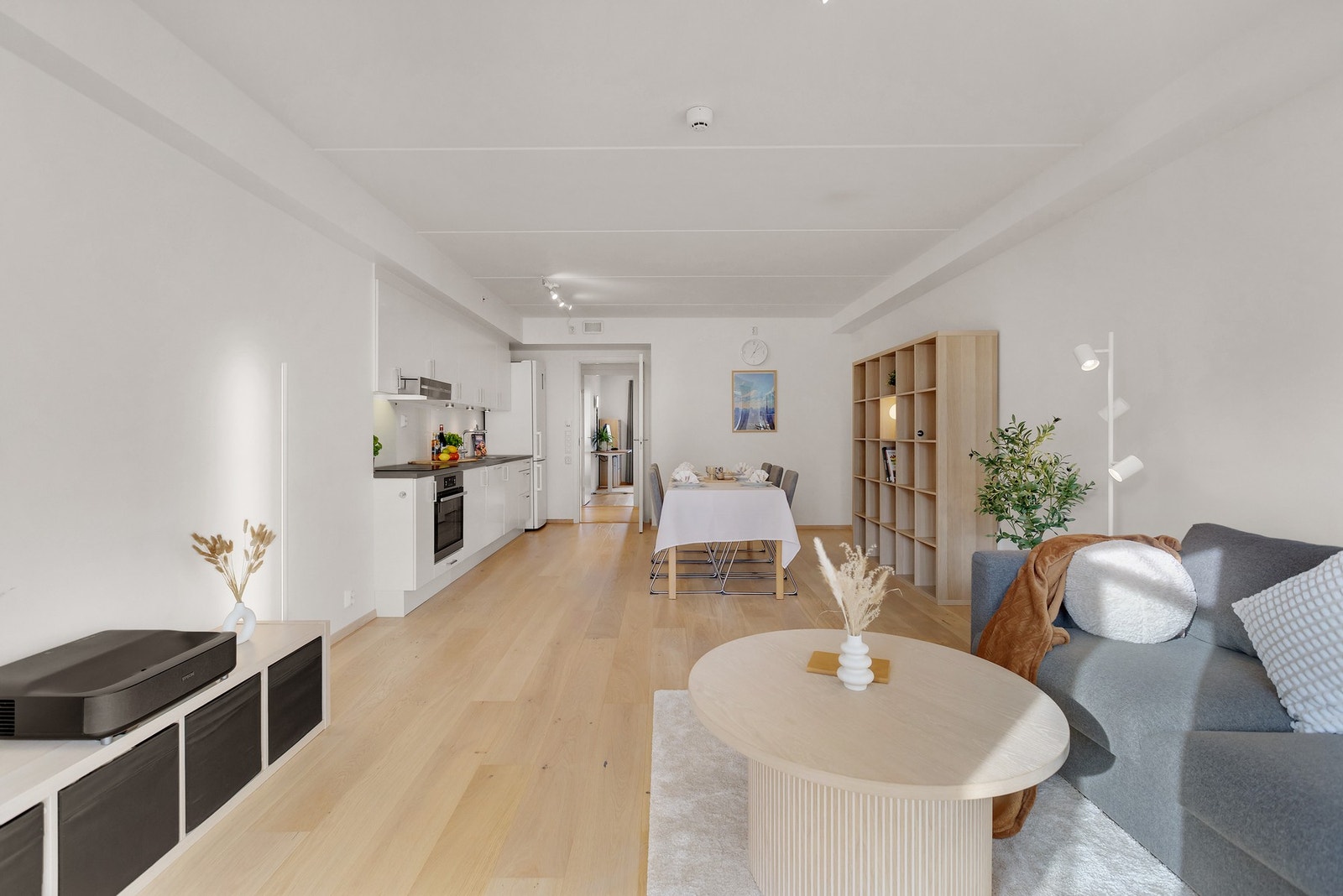 Fra balkongen kommer vi inn i stuen som er stor og gir rom for flere møbleringsmuligheter. Galleribilde