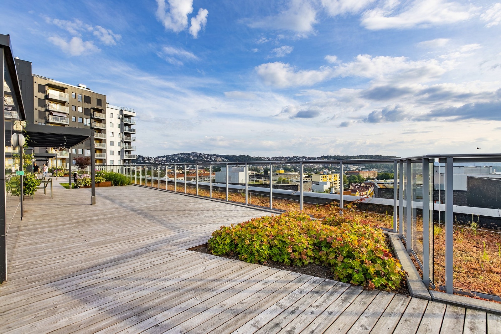 Felles takterrasse med fantastiske solforhold og flott utsikt. Galleribilde
