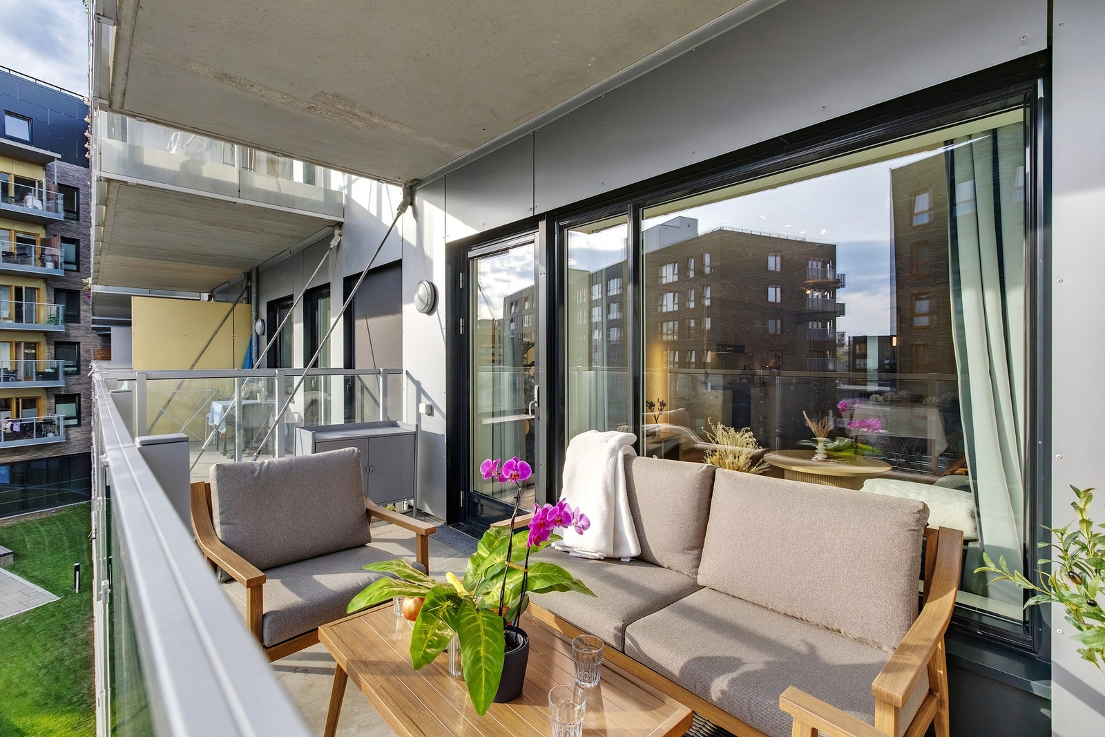 Balkongen har ettermiddag og kveldssol og vender inn mot rolig bakgård. Galleribilde