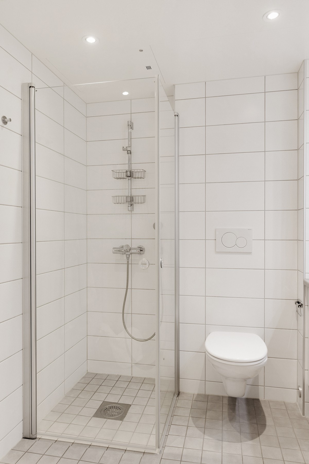 Pent flislagt bad med varme i gulv. Galleribilde