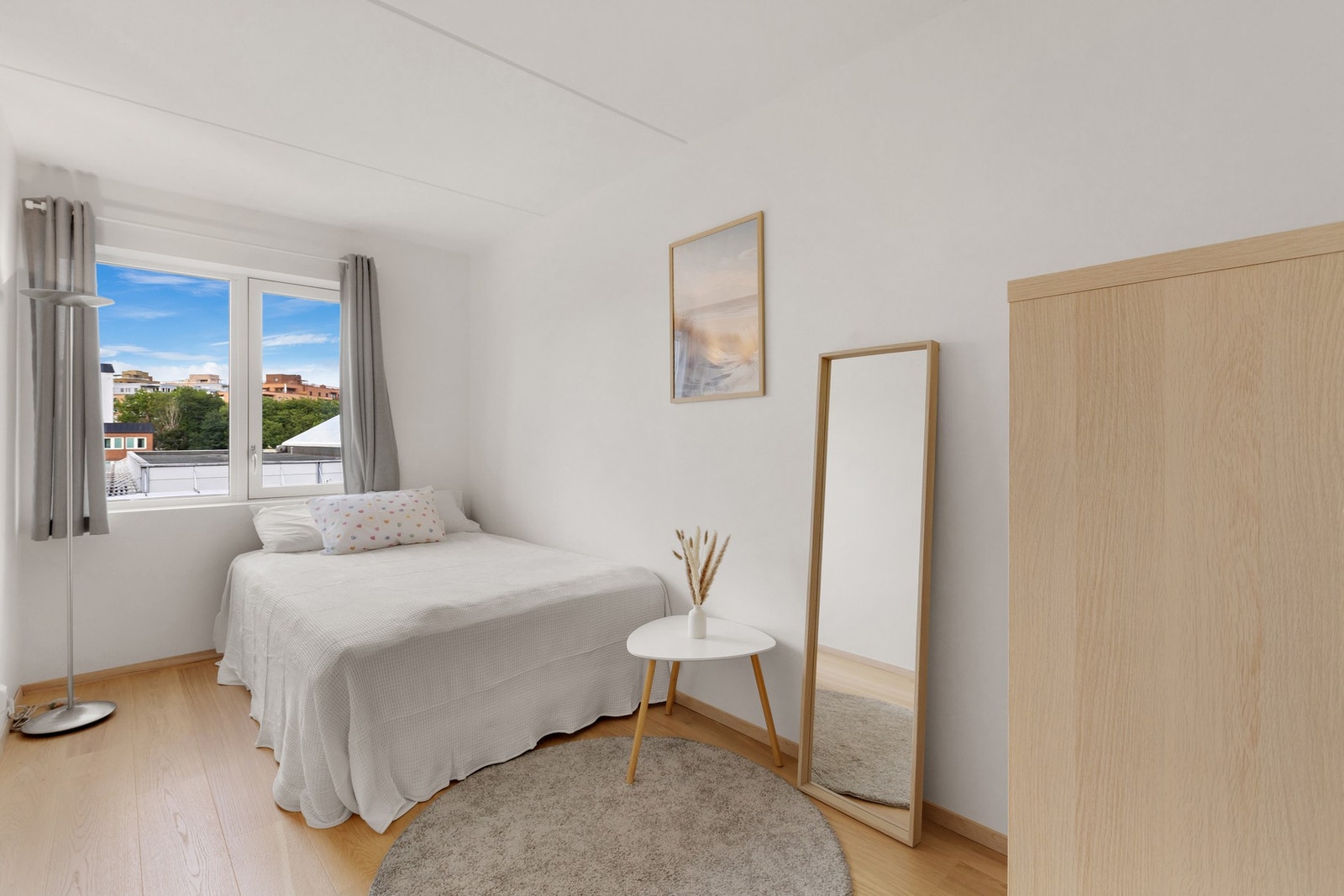 Soverom 2 er stort og har plass til dobbeltseng, nattbord og garderobeskap. Galleribilde