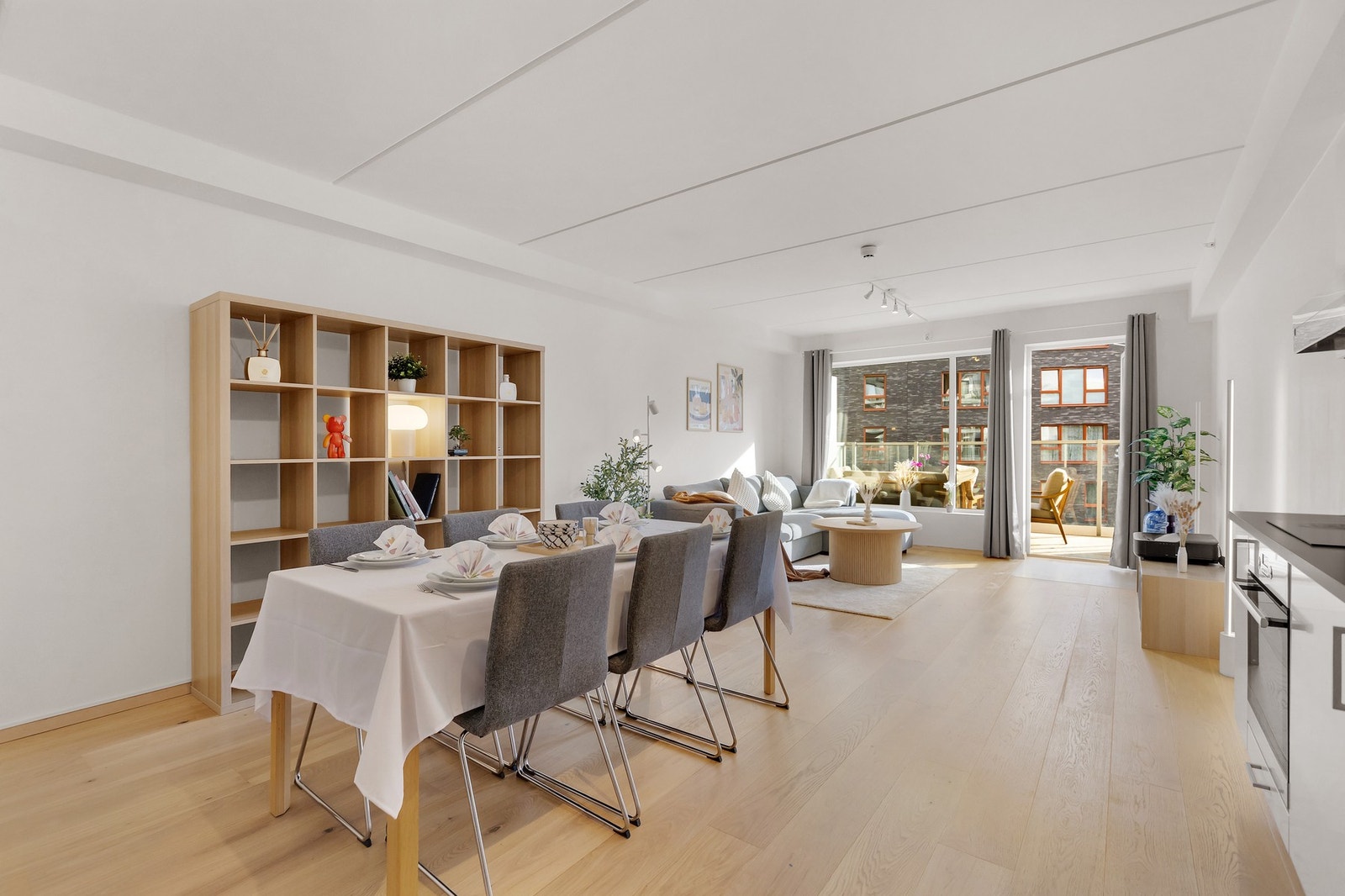 Leiligheten har en meget romslig stue, utgang til privat balkong og tilgang til stor, felles takterrasse. Galleribilde