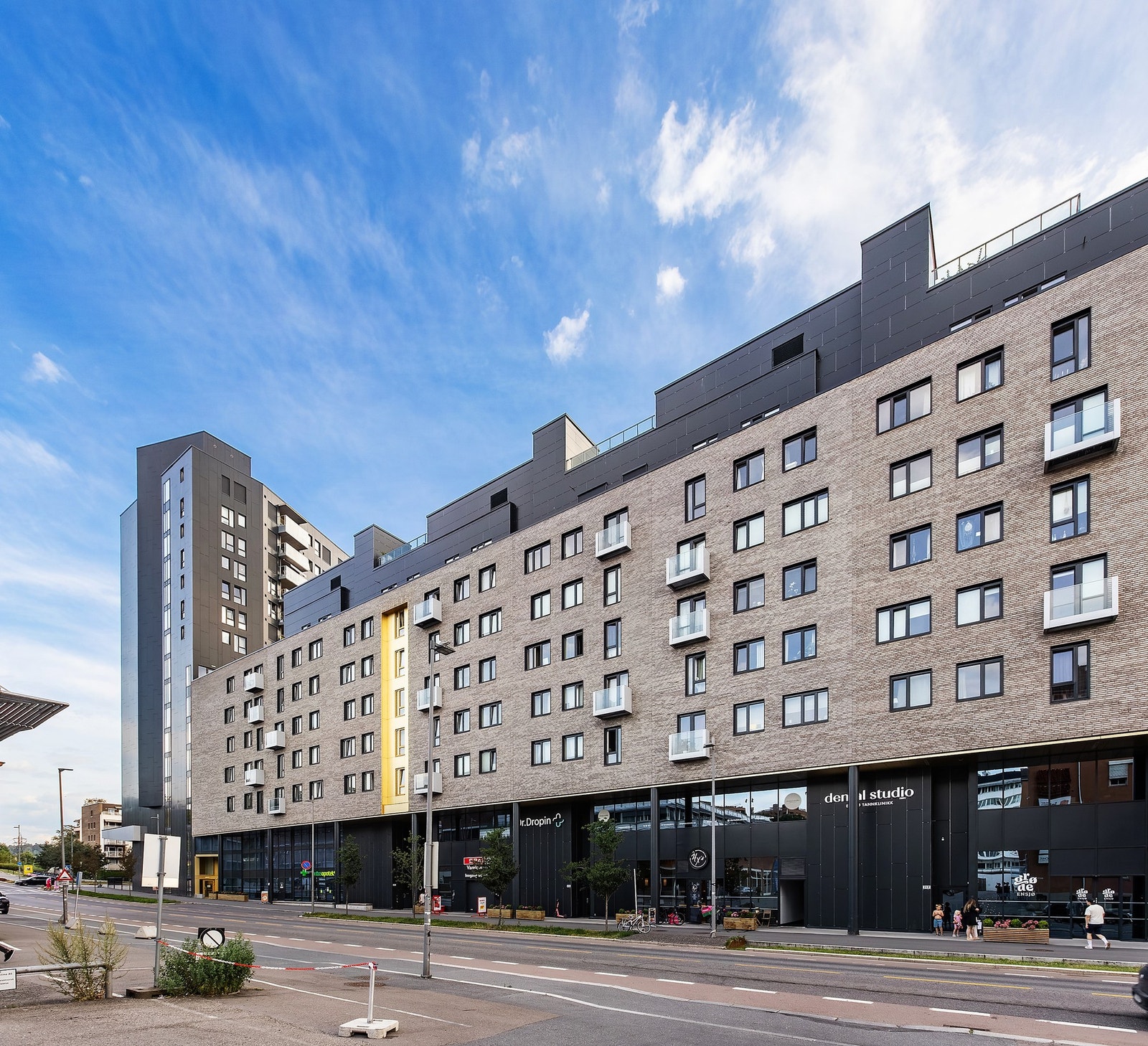 Fasade av bygget. Det er T-bane, dagligvare, lege, apotek, restauranter etc i samme bygget og du har dermed alt rett utenfor døren. Galleribilde
