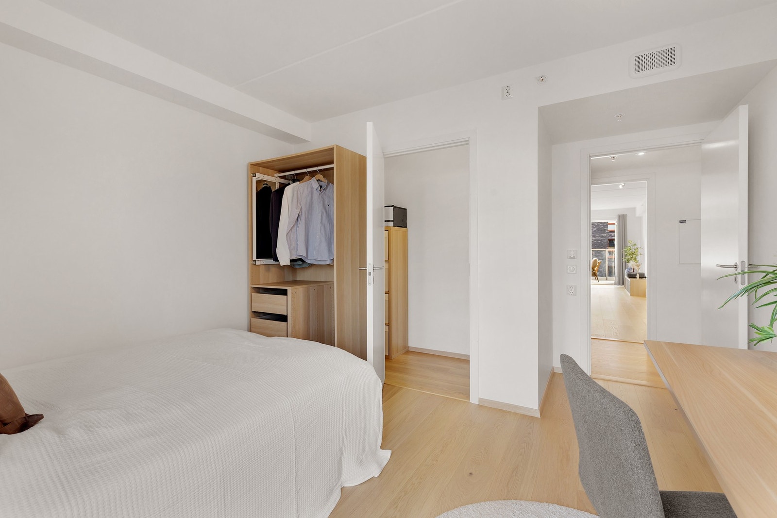Hovedsoverommet har tilgang til innvendig bod som i dag brukes til lagring og som walk-in garderobe. Galleribilde