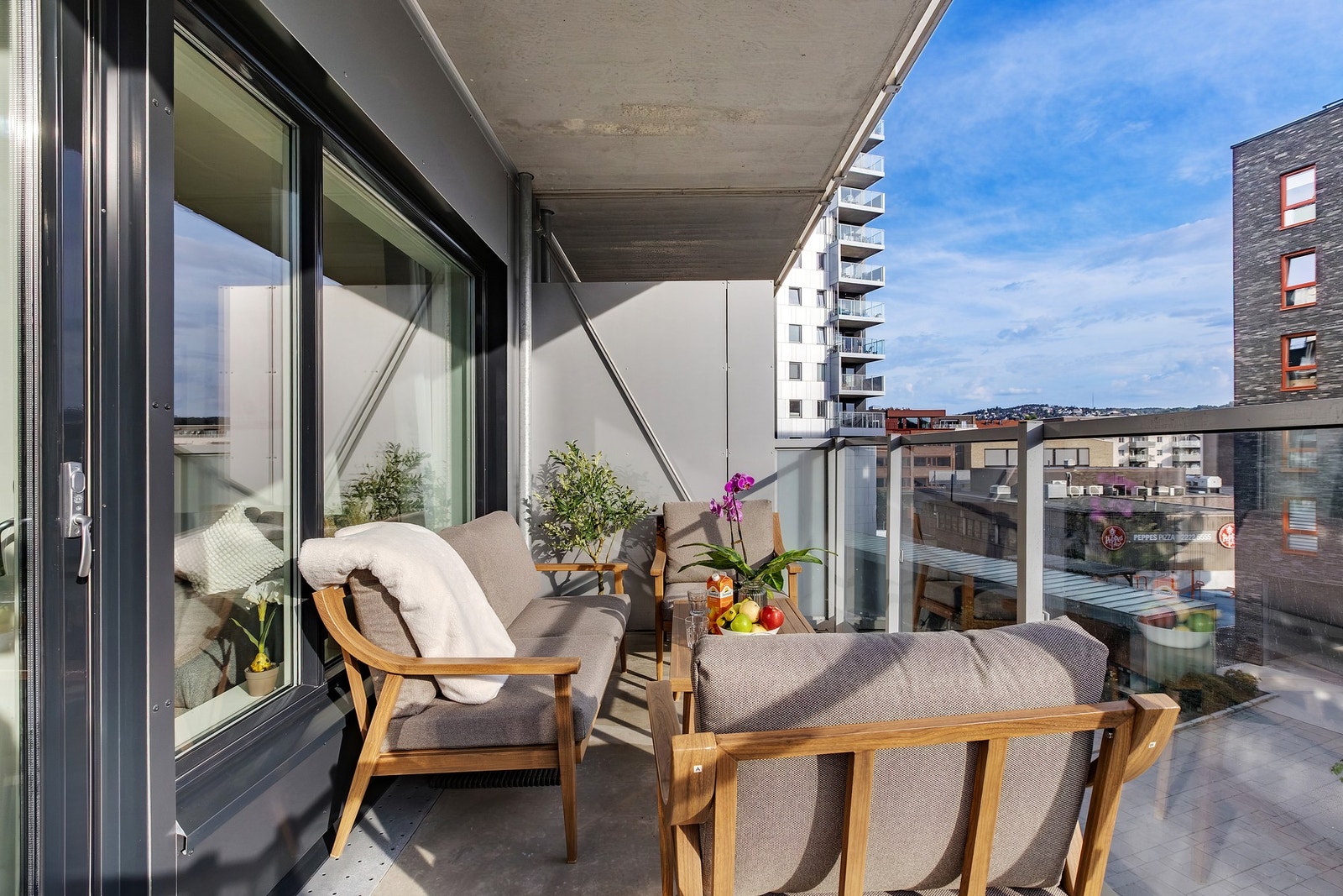 Her er det god plass til sittegruppe og grill. Galleribilde