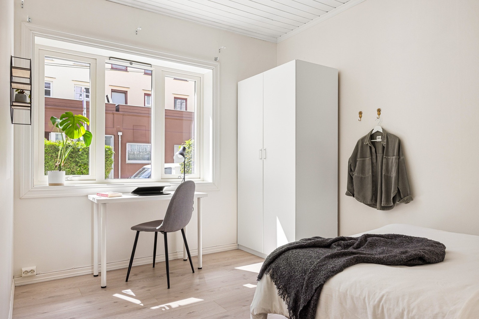 Plass til å innrede med dobbeltseng, nattbord, kontor og oppbevaringsmøbler. Galleribilde