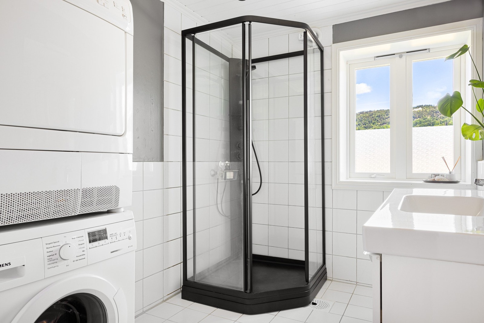 Romslig bad med opplegg for vaskemaskin. Galleribilde