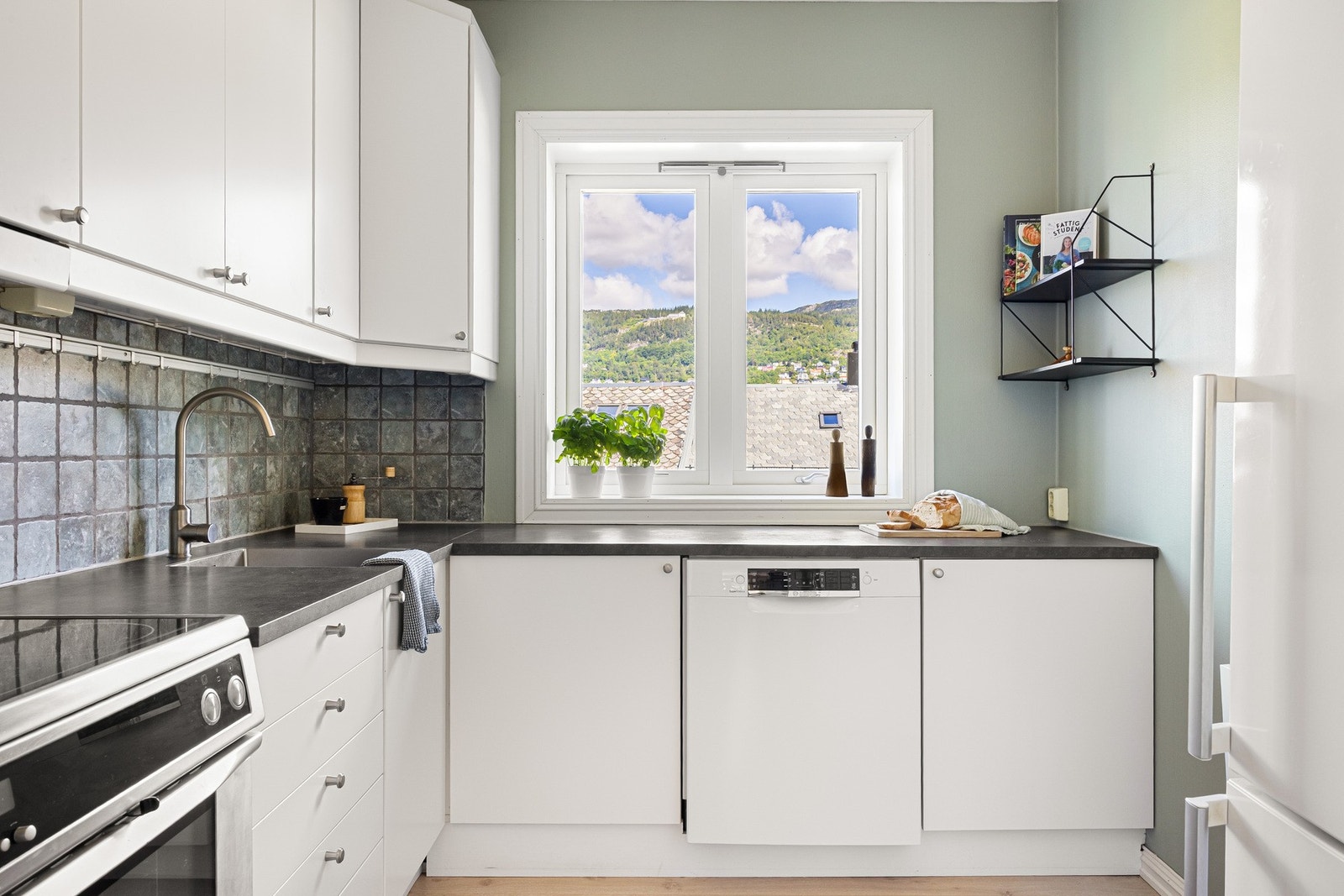 Videre har leiligheten et separat kjøkken. Galleribilde