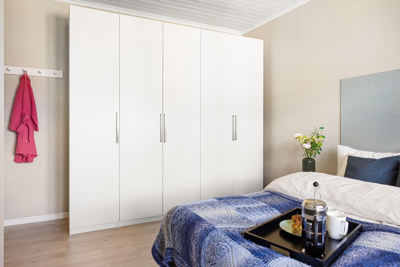 Videre rikelig med oppbevaringsplass i stor medfølgende garderobe. Galleribilde