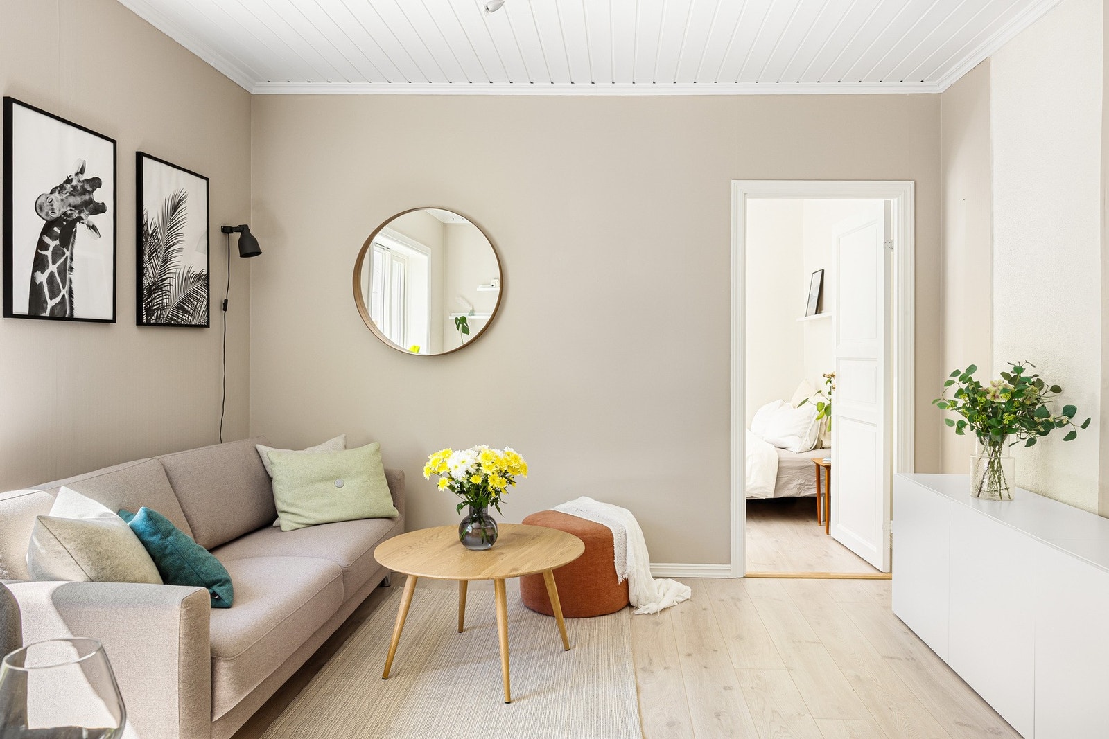 Det er lagt slitesterk laminatgulv i oppholdsrom. Galleribilde