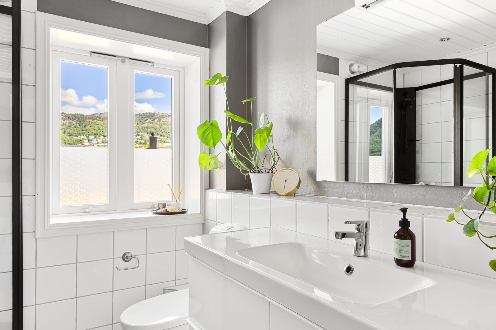 For øvrig toalett, skapinnredning med servant, samt speil med belysning. Galleribilde