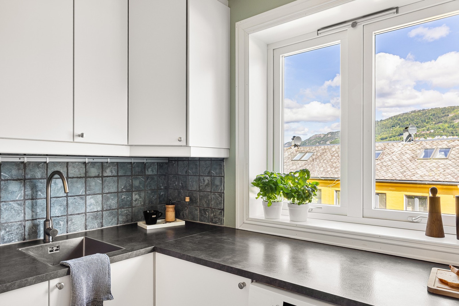 Det er en fin kombinasjon av skap- og benkeplass for både oppbevaring og matlaging. Galleribilde