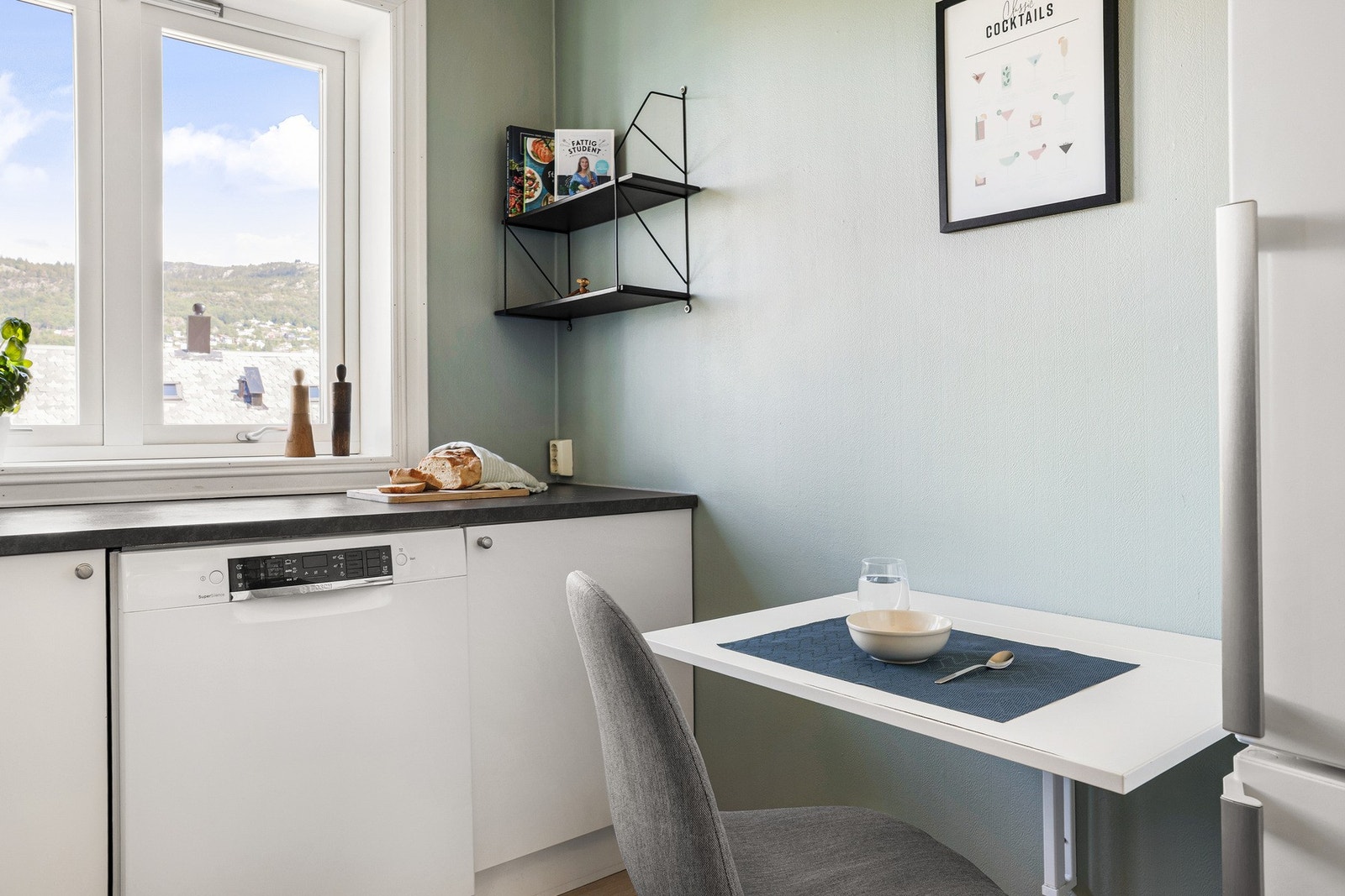 Det er plass til et lite spisebord på kjøkkenet. Galleribilde