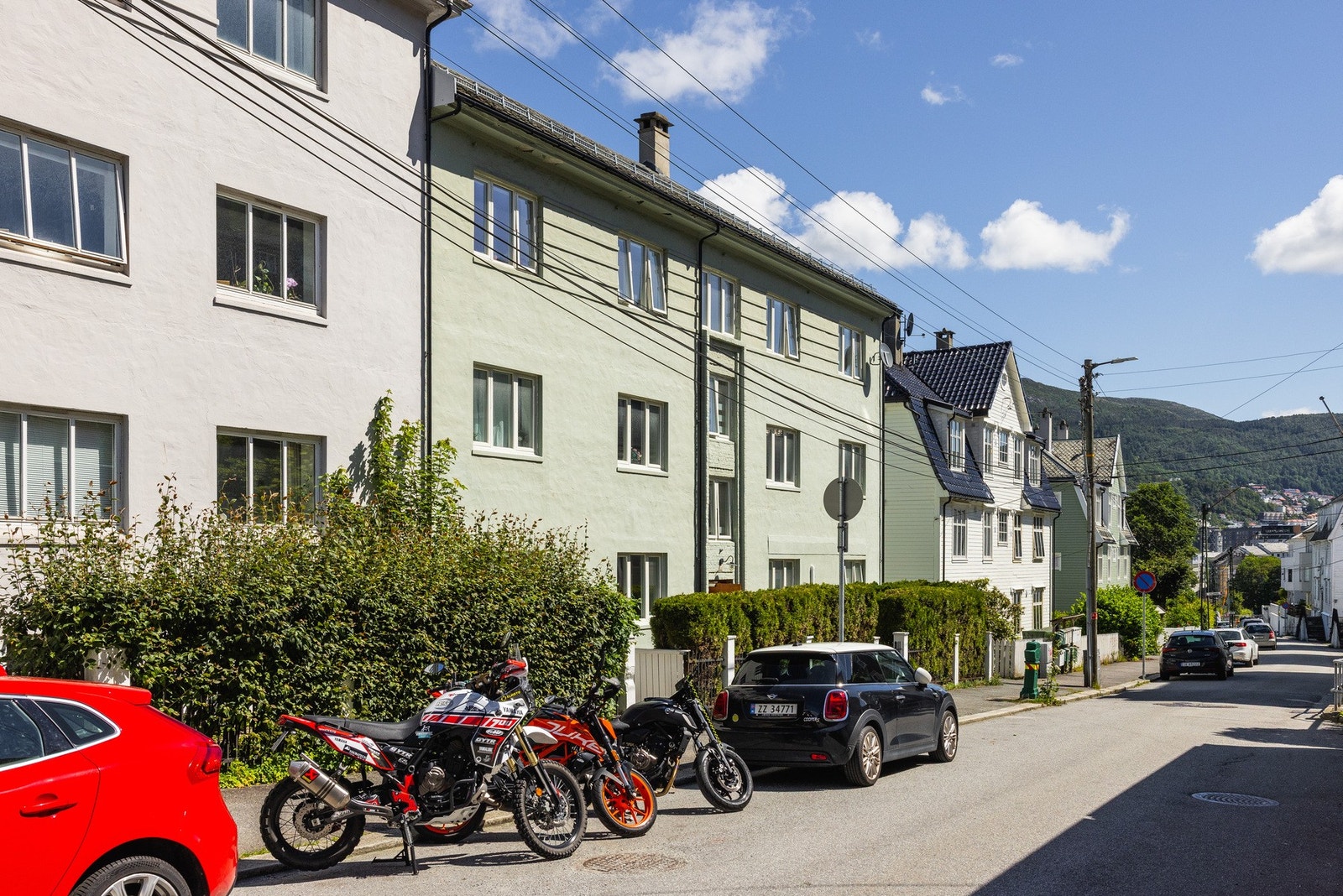 Det er gode parkeringsmuligheter i gaten. Galleribilde