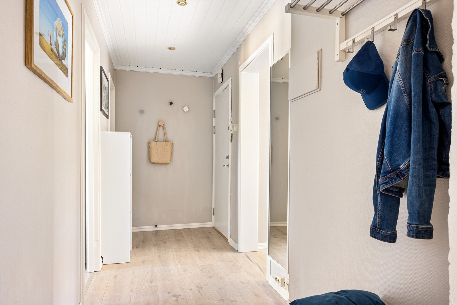 Entréen gir et godt førsteinntrykk av leiligheten. Galleribilde