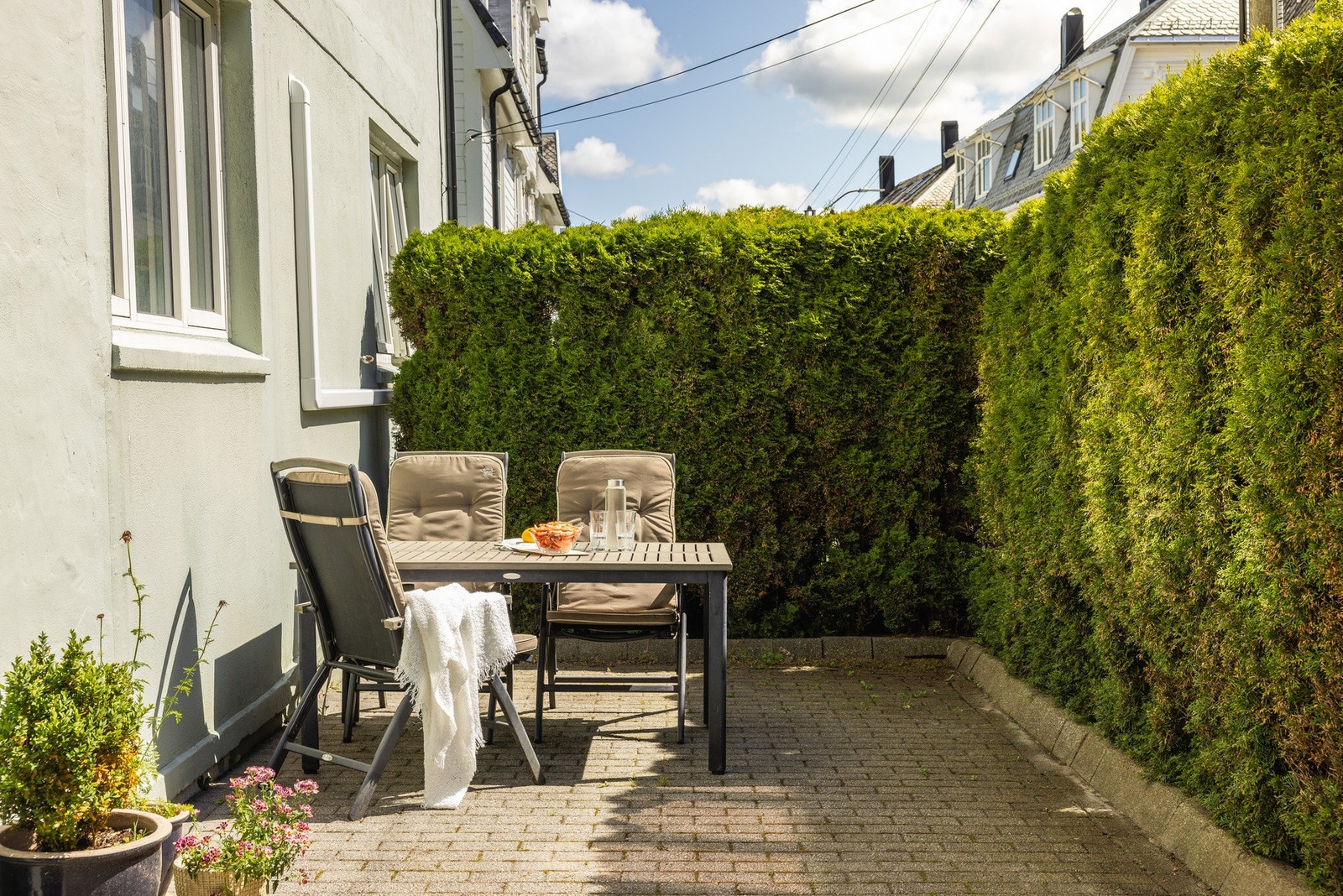 Borettslaget har også en flott felles bakgård hvor man kan nyte solen til kl. 21 på sommerstid. Galleribilde