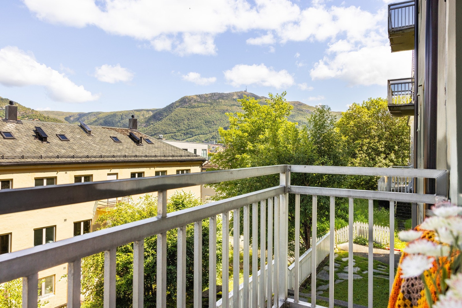 Leiligheten har en koselig balkong med flott utsikt mot Fløyen og Ulriken. Galleribilde