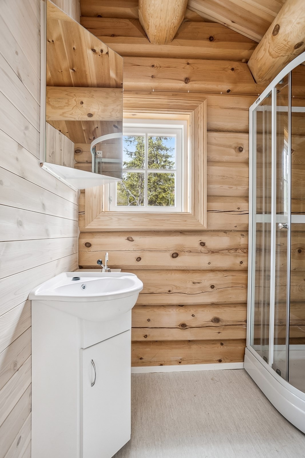 Rommet for hygiene er innredet med et servantskap med servant og et dusjkabinett. Dusjen har en enkel løsning med pumpe fra en bøtte og direkte avløp ut gjennom gulvet. Galleribilde