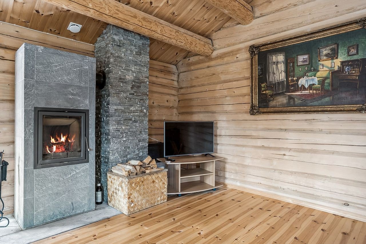 Stor klebersteinsovn i stuen som varmer godt Galleribilde