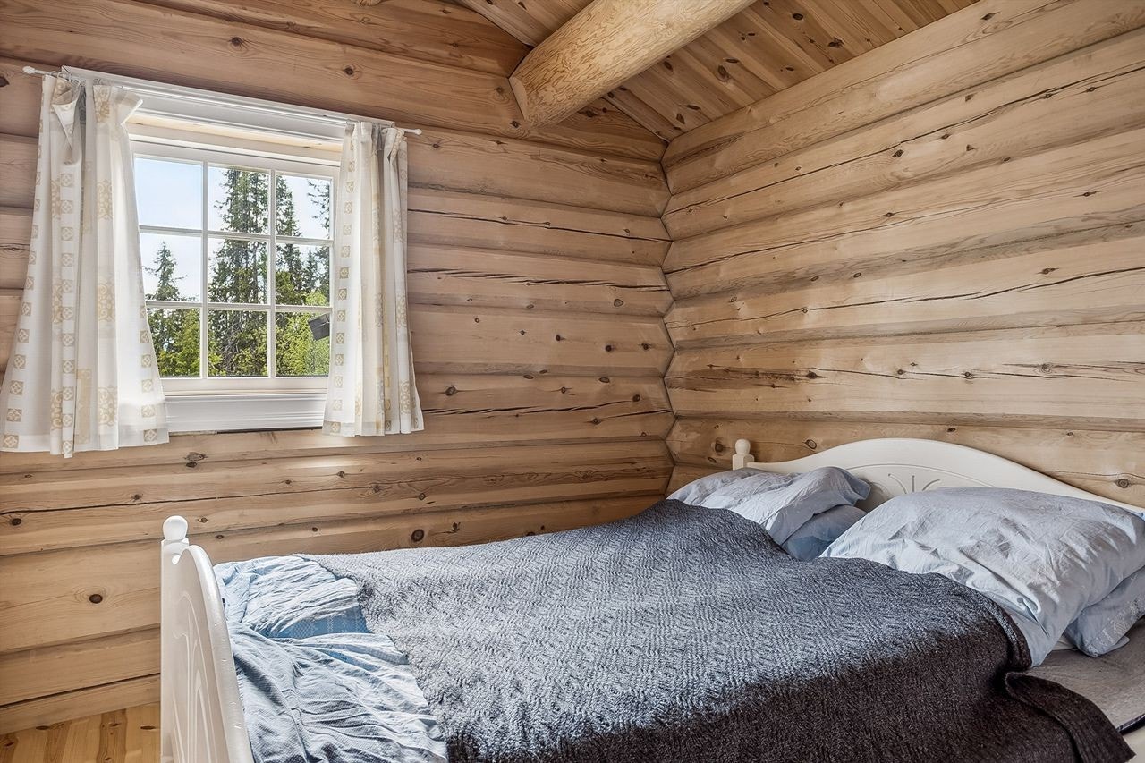 Fritidsboligen har tre soverom, som gir god fleksibilitet for en familie og overnattingsgjester. Rommene gir plass til ulike møbleringsløsninger. Galleribilde